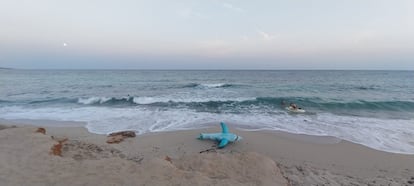 Un tiburón de plástico en la playa de Migjorn de Formentera.