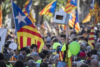 Un niño sostiene una urna durante la manifestación de la Diada.