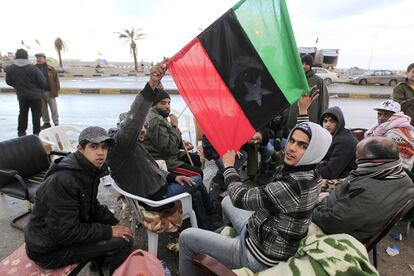 Un grupo de revolucionarios coordina acciones en la primera hora de la mañana en las inmediaciones de la plaza Al Makama de Bengasi.