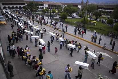 Funeral multitudinario en Huamanga, en Ayacucho, de asesinados en los ochenta, el 25 de enero.