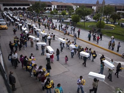 Funeral multitudinario en Huamanga, en Ayacucho, de asesinados en los ochenta, el 25 de enero.