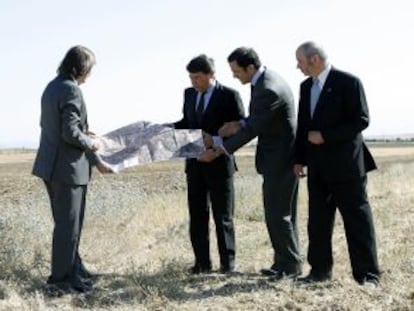 El presidente de la Comunidad, Ignacio Gonz&aacute;lez, en una visita con otros pol&iacute;ticos al solar donde estar&aacute; el aer&oacute;dromo.