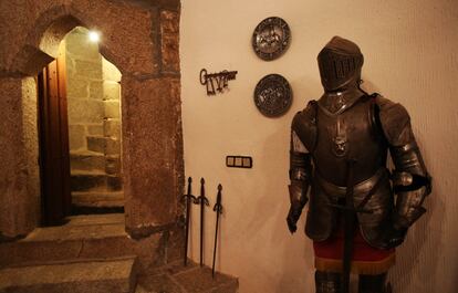 Interior de una de las habitaciones restauradas del castillo Puente del Congosto en Salamanca.