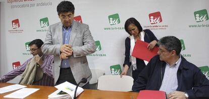 Diego Valderas, con dirigentes de IU, antes de la reunión de la ejecutiva.