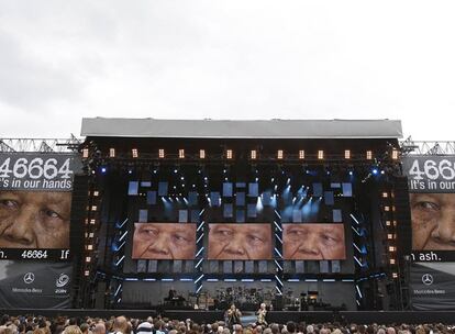 Un multitudinario concierto ha querido celebrar el 90 cumpleaños de Nelson Mandela 20 años después de que  numerosos artistas se reunieran en el estadio de Wembley para pedir la libertad del líder africano encarcelado por luchar contra el apartheid.