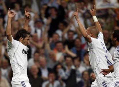 Raúl se exalta a sí mismo frente a sus compañeros, durante la celebración del primer gol al Barça, el miércoles.