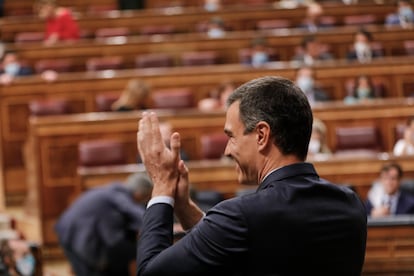 El presidente del Gobierno, Pedro Sánchez, interviene entre aplausos en la sesión plenaria en el Congreso este miércoles.