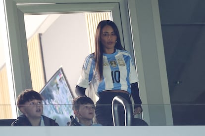 Antonela Roccuzzo, esposa de Messi presente en el estadio.