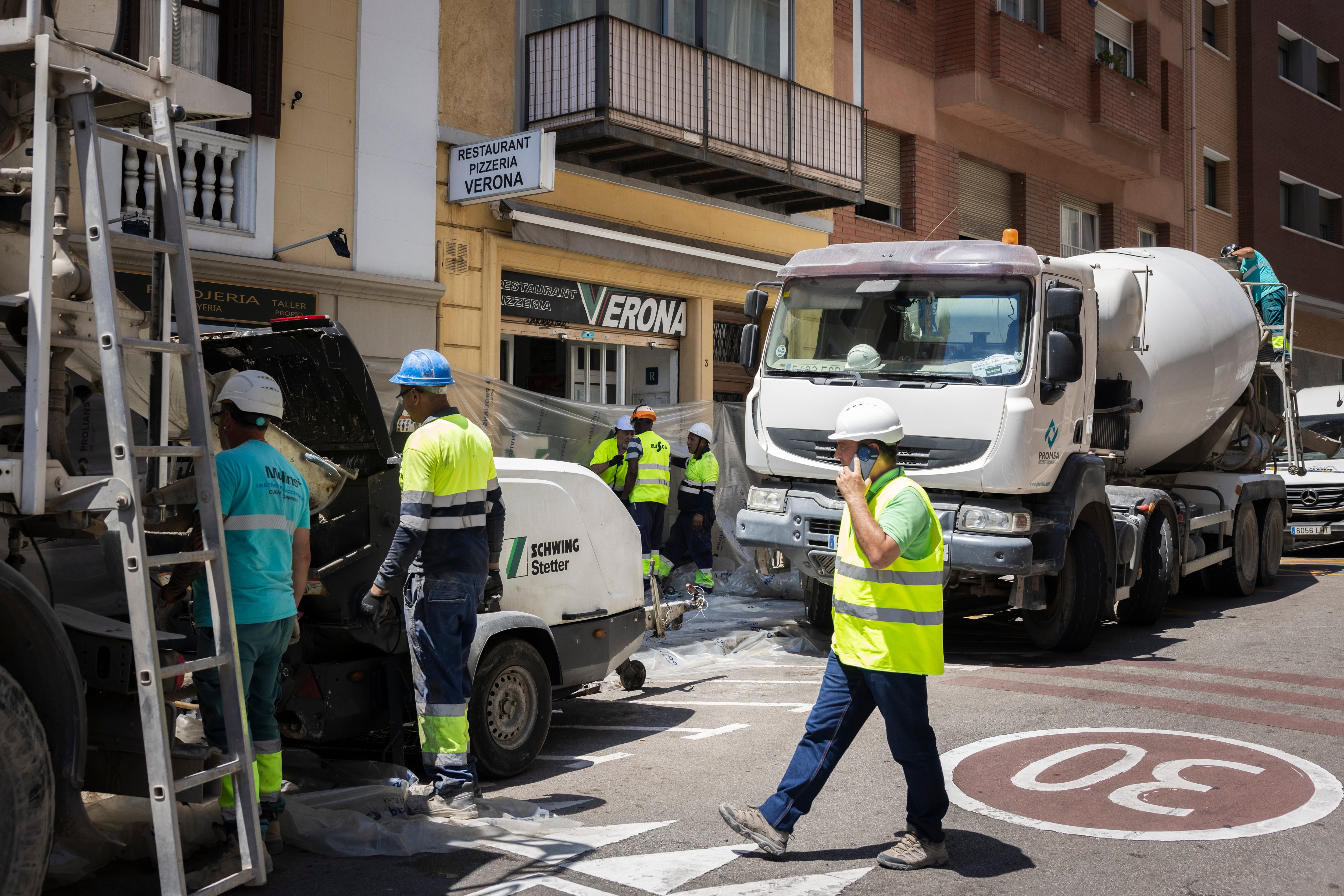 Un socavón en las obras de la L9 del metro obliga a desalojar nueve fincas en el barrio del Putxet de Barcelona