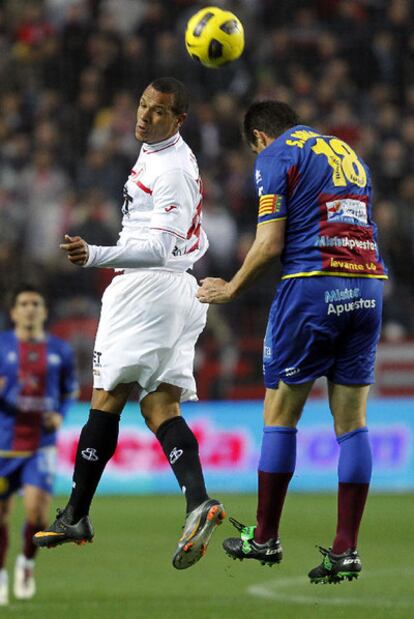 Luis Fabiano salta ante Ballesteros.