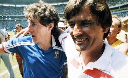 Luis Fernández se abraza a Henry Michel tras eliminar Francia a Brasil en los cuartos de final del Mundial de México 86