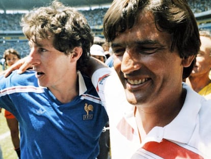 Luis Fernández se abraza a Henry Michel tras eliminar Francia a Brasil en los cuartos de final del Mundial de México 86