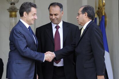 El presidente francés, Nicolas Sarkozy (i), estrecha la mano a los emisarios del Consejo Nacional Libio, Mahmoud Jebril, a la derecha, y Ali Essawi, en el centro, tras una reunión en el Elíseo, en París.