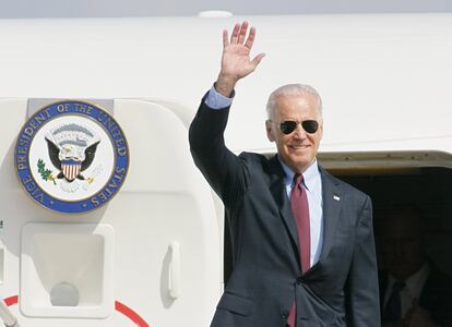 O vice-presidente dos Estados Unidos, Joe Biden, saúda a sua chegada ao aeroporto internacional de Boryspil nas periferias de Kiev, o 21 de abril de 2014.