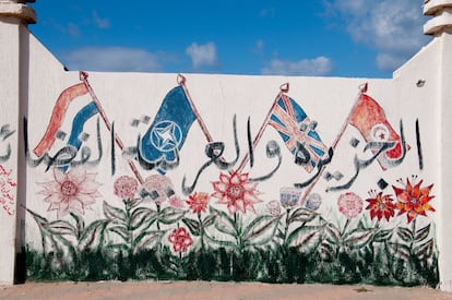 Cuatro banderas (entre ellas la de la Otan, de Gran Bretaña y de Túnez) protagonizan otra de las creaciones callejeras de Tripoli.