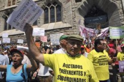 Titulares de participaciones preferentes de Banco CEISS durante una manifestaci&oacute;n en Le&oacute;n.