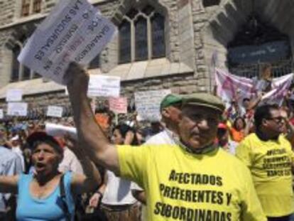 Titulares de participaciones preferentes de Banco CEISS durante una manifestaci&oacute;n en Le&oacute;n.