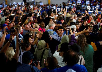 Varios manifestantes propalestinos interrumpen un mitin de Kamala Harris este miércoles en Romulus (Míchigan).