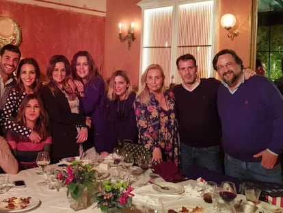 Paula Echevarría junto a Miguel Torres en una fotografía con un grupo de amigos publicada por la actriz en Instagram.