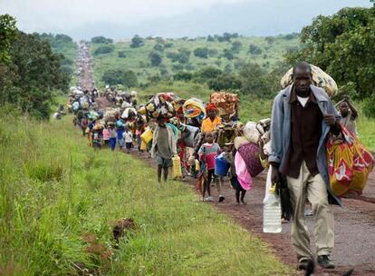 2.000 personas han abandonado sus hogares desde ayer en en Kibumba, a 30 kilómetros de Goma, para escapar de los combates entre el ejército y los rebeldes. Desde agosto 200.000 civiles han dejado sus casas por el avance de la guerrilla encabezada por el militar congoleño tutsi.