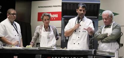 El cocinero madrileño Paco Roncero explica a su compañero malagueño Dani García (izda.), a la empresaria Carla Royo-Villanova y al actor Juan Echanove (dcha.) el proceso de creación de un plato