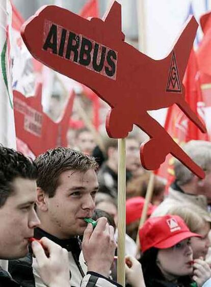 Trabajadores de Airbus protestan en las calles de Hamburgo.