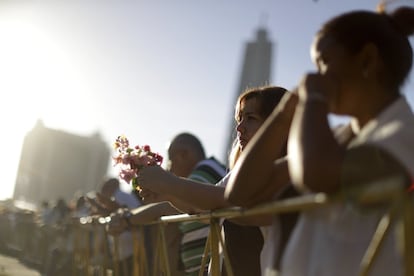 Varias personas esperan en la cola para rendir homenaje a Fidel Castro, en el Memorial de la Plaza Revolución de La Habana (Cuba). 