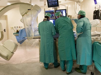 Un equipo médico lleva a cabo una intervención en un paciente con ictus