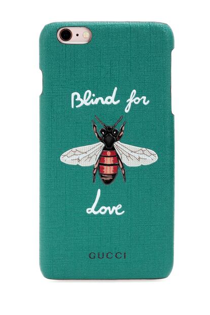 "Ciego de amor", el lema de Gucci en esta carcasa que cuesta 170 euros.