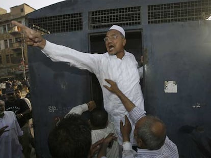 Un hombre grita consignas a favor de Sharif desde un furgón policial, tras ser detenido en una protesta en Karachi.