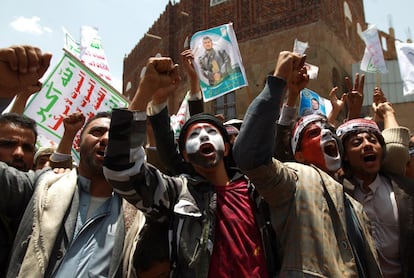 Protesta antigubernamental en Saná. El Gobierno yemení anunció una bajada de un 12,5 % en los precios de la gasolina y el gasóleo a partir de esta medianoche, en respuesta a las protestas al respecto que hace más de dos semanas lleva a cabo el movimiento radical chií de los hutíes.