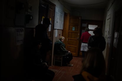 El 28 de septiembre de 2022, en Chernihiv (Ucrania), unos pacientes esperan a ser atendidos en el interior de un viejo edificio de madera utilizado como hospital provisional. El edificio principal del hospital de esta ciudad fue destruido por un bombardeo en marzo. Los médicos se trasladaron aquí, donde las habitaciones son pequeñas y no todas tienen agua.