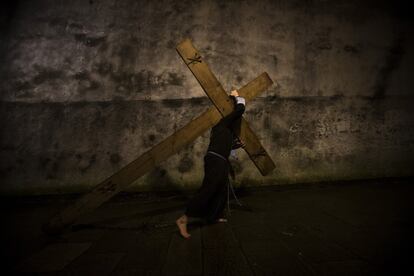 Procesión de Os Caladiños que recorre la zona monumental durante la madrugá en Santiago de Compostela (A Coruña).