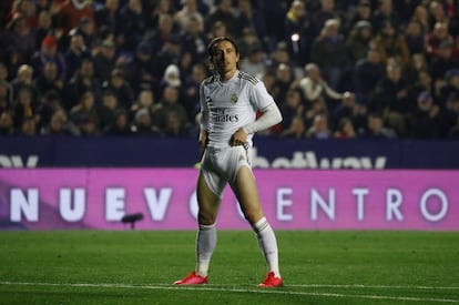 El mediocentro del Real Madrid CF Luka Modric muestra su decepcion tras la derrota de su equipo con la UD Levante por 0-1.
