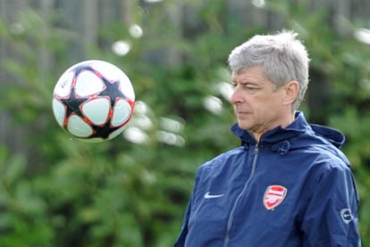 El técnico del Arsenal, Arsène Wenger, en un momento del entrenamiento, esta mañana, de su equipo, que se enfrenta mañana en su campo al Barcelona en el partido de ida de los cuartos de final de Liga de Campeones.