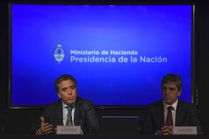 Los ministros de Hacienda, Nicolás Dujovne, y de Finanzas, Luis Caputo, anuncian la reducción de medio punto en la meta fiscal de 2018.