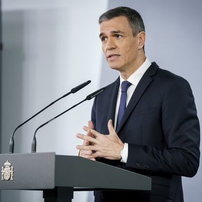 22/04/2025 El presidente del Gobierno, Pedro Sánchez, comparece en el Palacio de la Moncloa, a 22 de abril de 2025, en Madrid (España). El presidente del Gobierno ha anunciado el incremento del gasto en Defensa comprometido con la OTAN para llegar al 2% del PIB. Sánchez ha confirmado que llegará a ese nivel de gasto este mismo año, pasando del 1,4% actual al 2% con un gasto adicional de 10.471 millones de euros. El Consejo de Ministros ha aprobado el plan de refuerzo de la industria de seguridad y defensa anunciado hace unas semanas y este mismo miércoles, 23 de abril, será remitido a la Unión Europea y la OTAN.
POLITICA
A. Pérez Meca - Europa Press