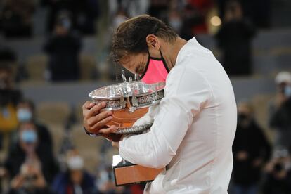 Nadal abraça a Taça dos Mosqueteiros depois de vencer de Djokovic, na final de Roland Garros 2020. Com a vitória, Rafael Nadal chega ao 'Éden' de Federer, conquistando seu 20º título num Grand Slam, recorde que o suíço conquistou em 2018.