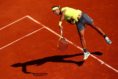 Nadal sirve durante el partido contra Goffin en París.