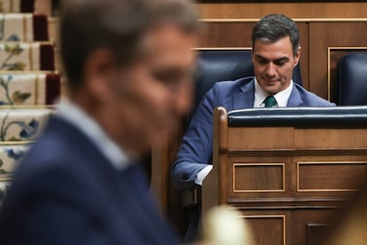 Pedro Sánchez, durante la intervención de Alberto Núñez Feijóo en el debate de investidura, este martes.