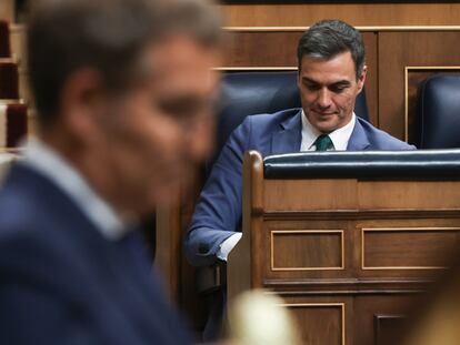 Pedro Sánchez, durante la intervención de Alberto Núñez Feijóo en el debate de investidura, este martes.