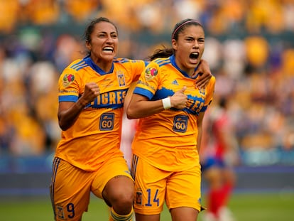 Stephany Mayor y Liz Ovalle celebran uno de sus goles contra las Chivas, este lunes en Monterrey.