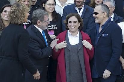 La alcaldesa de Barcelona, Ada Colau (c), junto al presidente del grupo PRISA, Juan Luis Cebrián (i), y el cantante Miguel Bosé.