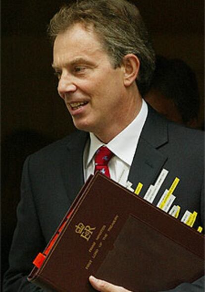 Tony Blair abandona su residencia camino del Parlamento.