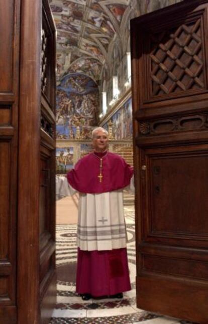 El arzobispo Piero Marini cierra las puertas del cónclave en 2005.