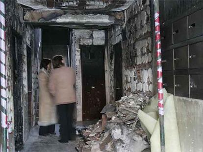 Estado en el que quedó el vestíbulo del inmueble afectado por el fuego.