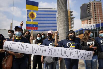 Un grupo de personas se reúne para protestar contra la invasión rusa de Ucrania frente a las oficinas de la Unión Europea en Caracas, Venezuela.