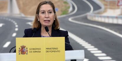 La ministra de Fomento, Ana Pastor, durante su intervenión en la inauguración del nuevo tramo de la A27, entre El Morell y la variante de Valls.