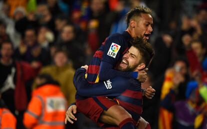 Neymar y Piqué celebran un gol esta temporada.