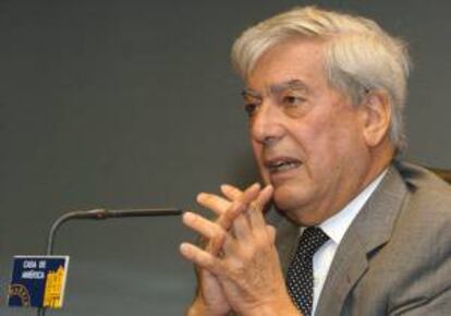 En la imagen un registro del premio Nobel de Literatura de 2010, el peruano Mario Vargas Llosa, quien será el invitado central a la Feria del Libro de Bogotá. EFE/Archivo